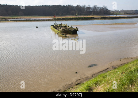 Vieux bateau en bois coulé abandonnés sur banc de sable dans la rivière Deben à Melton, Suffolk, Angleterre Banque D'Images