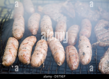 Côtelettes d'agneau saucisses cuisson sur barbecue Banque D'Images