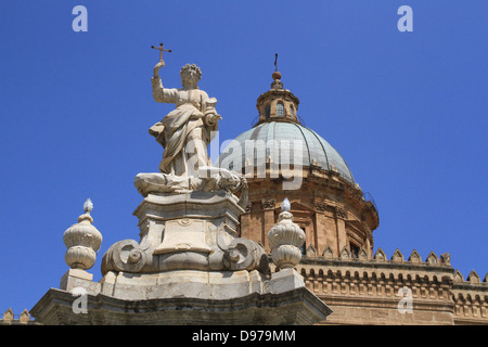 Saint Rosalia - saint patron de Palerme se trouve à l'extérieur de la cathédrale de Palerme Banque D'Images