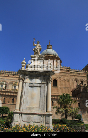 Saint Rosalia - saint patron de Palerme se trouve à l'extérieur de la cathédrale de Palerme Banque D'Images