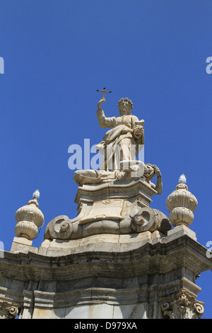 Saint Rosalia - saint patron de Palerme se trouve à l'extérieur de la cathédrale de Palerme Banque D'Images