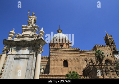 Saint Rosalia - saint patron de Palerme se trouve à l'extérieur de la cathédrale de Palerme Banque D'Images
