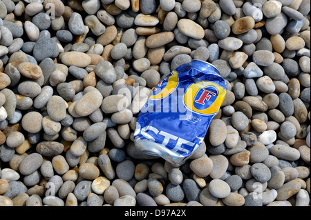 Bière vide laissé sur une plage de galets england uk Banque D'Images