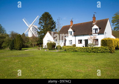 Le logement et l'éolienne dans le joli village de Finchingfield, Essex, Angleterre Banque D'Images