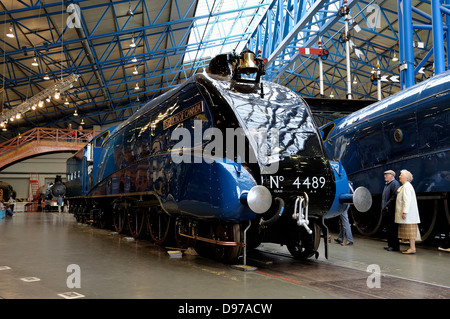 LNER Classe A4 Pacific 4489 Dominion du Canada sur l'affichage dans le National Railway Museum York England uk Banque D'Images