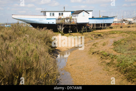 Péniches sur le rivage à West Mersea, Mersea Island, Essex, Angleterre Banque D'Images