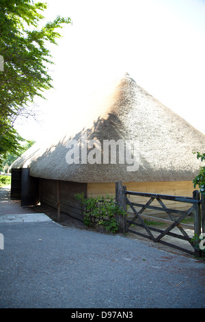 Grange à ossature de bois de style laiteux du XVIIIe siècle (originaire de Hambrook, Sussex) en été - comme on l'a vu sur BBC The Repair Shop Banque D'Images