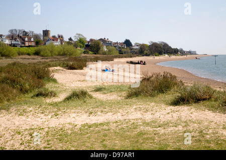 Plage de sable et du village de West Mersea, Mersea Island, Essex, Angleterre Banque D'Images