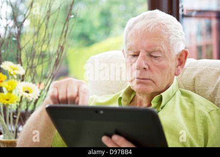 La technologie de l'homme 70 - Silver Surfer Tablet Computer Banque D'Images