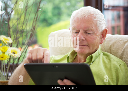 70 Homme Tablet Computer - Smiling Banque D'Images