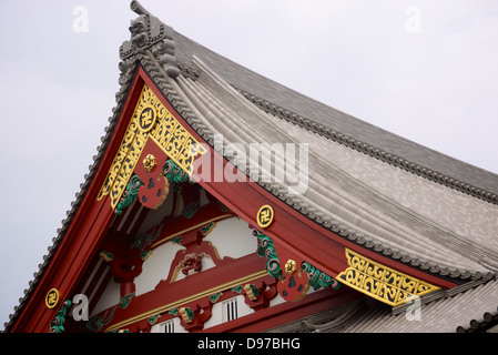 Pignon de toit du Temple Senso-ji couloir principal Banque D'Images
