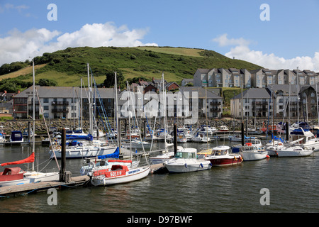 La Marina à Aberystwyth avec Pendinas Hill dans l'arrière-plan Banque D'Images