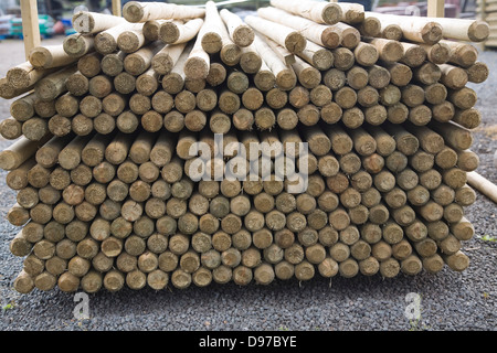 Les poteaux de clôture en bois empilés dans un builder's merchant yard, UK Banque D'Images