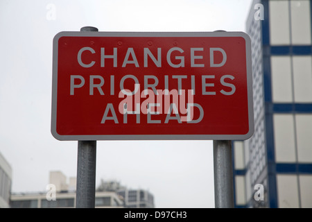 Inscrivez-vous pour le changement de priorités Avant Swindon, Wiltshire, England, UK Banque D'Images