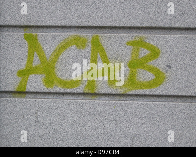 L'ACAB, (tous les flics sont des bâtards) graffiti sur le mur d'un commissariat de police dans le centre de Madrid, Espagne. Banque D'Images