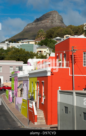 Chiappini Street avec Tête de Lion à l'arrière-plan, Bo-Kaap, Cape Town, Afrique du Sud Banque D'Images