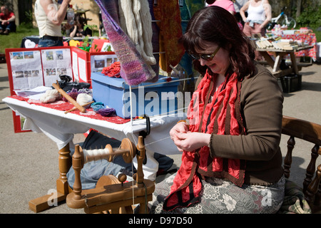 Démonstration de filage traditionnel femme lors d'un événement, de l'artisanat pays Shottisham, Suffolk, Angleterre Banque D'Images