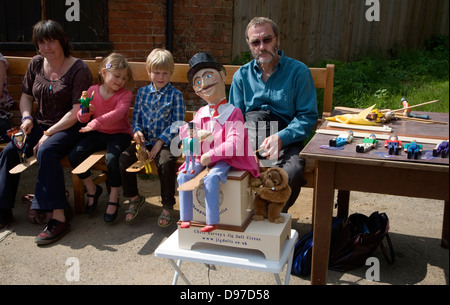 L'homme l'exploitation d'un gabarit en bois traditionnels danseuse poupée lors d'un événement populaire au pays Shottisham, Suffolk, Angleterre Banque D'Images