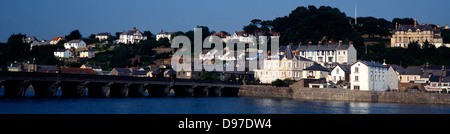 Bideford, North Devon. Vue panoramique d'un pont à travers la rivière Torridge, dominé par une variété de propriétés d'ensoleillement. Angleterre, Royaume-Uni. Banque D'Images