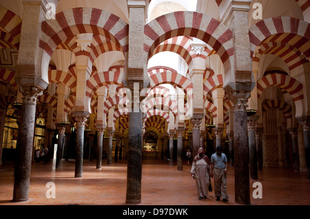 Cordoue, Grande Mosquée, d'Arches et de colonnes à l'intérieur de la mosquée. VIII siècle. L'architecture andalouse Banque D'Images