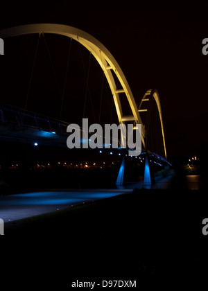 Stocktons infinity bridge tourné de nuit, feux de remorque bleu métallique jaune allumé,lights en arrière-plan.fleuve Tees Banque D'Images