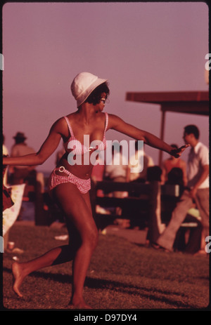 Vêtu d'un maillot de bain femme noir jouit d'été sa sortie à Chicago's 12th Street Beach sur le lac Michigan, 08/1973 Banque D'Images