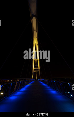 Stocktons infinity bridge tourné de nuit, feux de remorque bleu métallique jaune allumé,lights en arrière-plan.fleuve Tees Banque D'Images