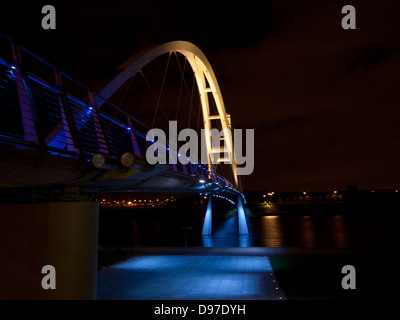 Stocktons infinity bridge tourné de nuit, feux de remorque bleu métallique jaune allumé,lights en arrière-plan.fleuve Tees Banque D'Images