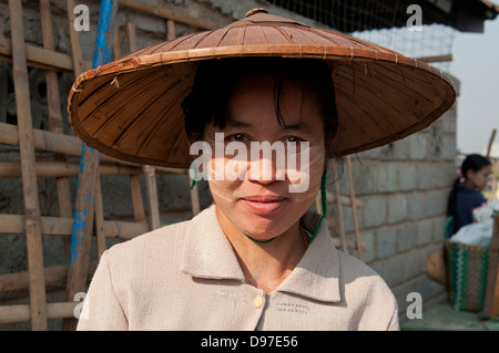 Femme portant un birman Shan conique en bambou hat smiling at the camera Myanmar (Birmanie) Banque D'Images