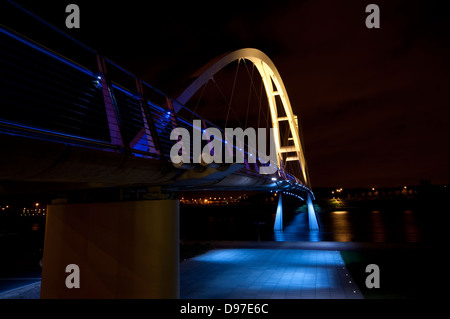 Stocktons infinity bridge tourné de nuit, feux de remorque bleu métallique jaune allumé,lights en arrière-plan.fleuve Tees Banque D'Images