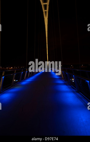 Stocktons infinity bridge tourné de nuit, feux de remorque bleu métallique jaune allumé,lights en arrière-plan.fleuve Tees Banque D'Images