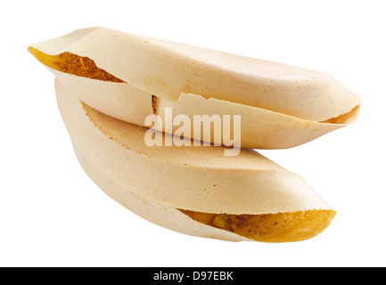 Apam balik crêpe croustillante, rempli de cacahuètes, le sucre et le maïs sucré. De délicieux aliments de rue malais de Malaisie, casse-croûte, la cuisine asiatique. Isolé sur fond blanc. Banque D'Images