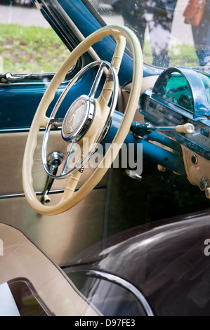 GAZ Volga soviétique-21 vintage intérieur voiture bleu Banque D'Images