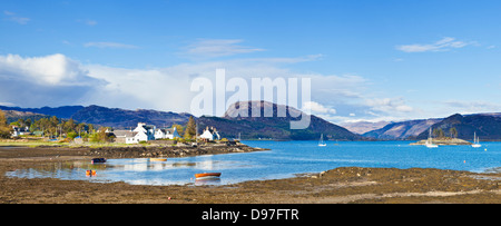 Vue panoramique sur le célèbre village lochside écossais et du port de Plockton Highlands Scotland UK GB EU Europe Banque D'Images