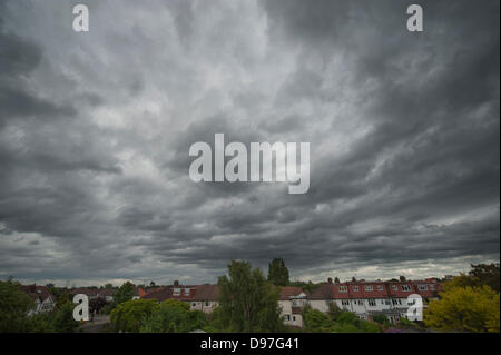 Londres, Royaume-Uni. 13 juin 2013. En attente de l'été avec l'arrivée de fort vent et gris ciel au-dessus de la banlieue de Londres SW avec des rafales de vent à 40 km/h. Banque D'Images