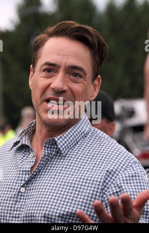 Sunderland, Massachusetts, USA. 12 juin 2013. Robert Downey Jr parle aux fans lors d'une pause dans le tournage "le juge,' à Sunderland, dans le Massachusetts, le 12 juin 2013. Crédit : Susan Pease/Alamy Live News Banque D'Images