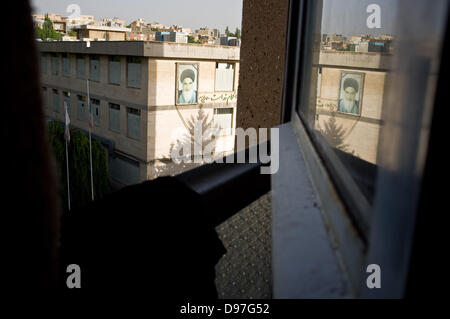 29/05/2013 - Tehran. L'image du chef de la révolution iranienne, l'Imam Khomeiny sur le mur d'un bâtiment à Sanandaj, dans la capitale de la province du Kurdistan iranien.Il s'agit d'une série de photographies de la vie quotidienne prises sur le territoire iranien au cours des dernières semaines, juste avant les élections du 14 juin. Banque D'Images