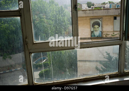 29/05/2013 - Tehran. L'image du chef de la révolution iranienne, l'Imam Khomeiny sur le mur d'un bâtiment à Sanandaj, dans la capitale de la province du Kurdistan iranien.Il s'agit d'une série de photographies de la vie quotidienne prises sur le territoire iranien au cours des dernières semaines, juste avant les élections du 14 juin. Banque D'Images