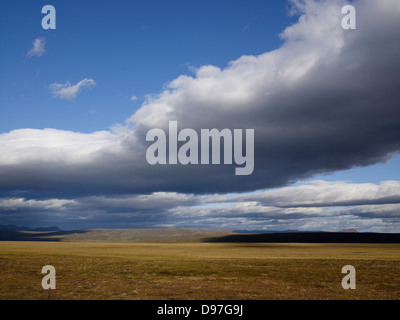 Nuages sur les terres agricoles, l'Islande Banque D'Images