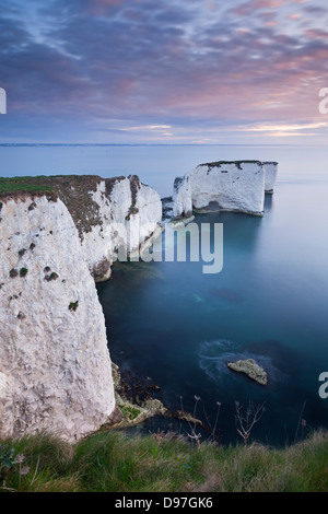 L'aube sur Old Harry Rocks sur la côte jurassique, Dorset, Angleterre. Printemps (avril) 2012. Banque D'Images