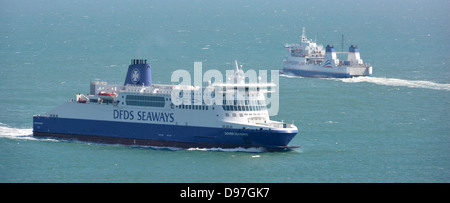 DFDS Seaways ferry passant mon ferry boat dans la Manche près de Douvres au large de la côte du Kent Banque D'Images