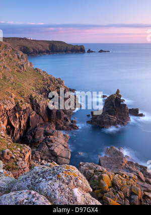 En regardant vers Land's End depuis les falaises au-dessus de Sennen, Cornwall, Angleterre. Printemps (mai) 2012. Banque D'Images