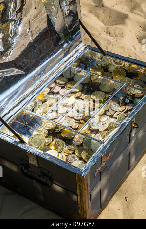 Boîte à trésor, à la poitrine, avec plein de pièces d'or et d'argent. Replica, partie d'un jeu de chasse au trésor. Banque D'Images