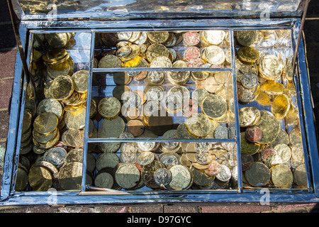 Boîte à trésor, à la poitrine, avec plein de pièces d'or et d'argent. Replica, partie d'un jeu de chasse au trésor. Banque D'Images