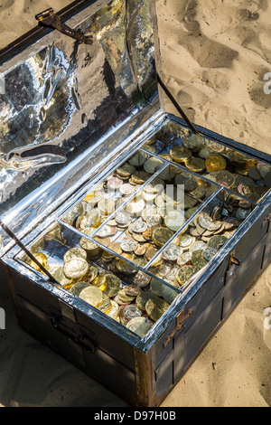 Boîte à trésor, à la poitrine, avec plein de pièces d'or et d'argent. Replica, partie d'un jeu de chasse au trésor. Banque D'Images