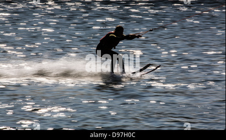 Ski nautique, les débutants sont tirées de l'unité de remorquage automatique sur l'eau. Banque D'Images