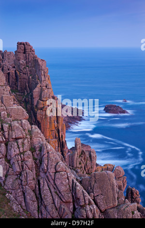 Hautes falaises de granit au Gwennap Head près de Land's End, Cornwall, Angleterre. Printemps (mai) 2012. Banque D'Images