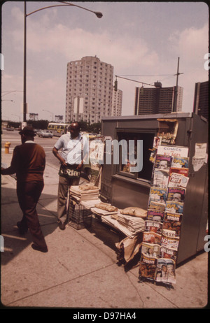 Homme noir l'exploitation d'un kiosque à Chicago au 22e et au sud la State Street sur le côté sud, 07/1973 Banque D'Images