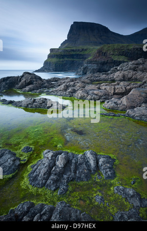 Rockpools bordée d'algues sur la côte à Gasadalur sur l'île de Vagar et, îles Féroé, de l'Europe. En été (juin) 2012. Banque D'Images