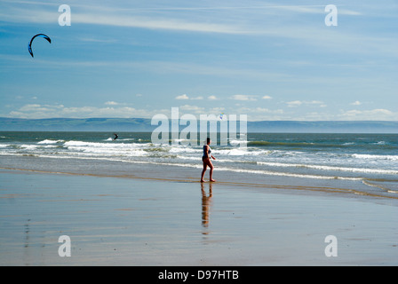 Kite surfeur, Rest Bay, Porthcawl, Bridgend, pays de Galles du Sud. Banque D'Images